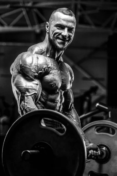 Brute sterke atletische mannen spieren workout bodybuilding gespierd — Stockfoto