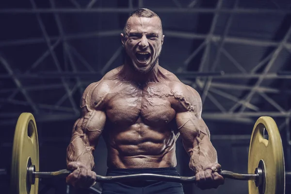 Жестокий сильный атлетических мужчин мышцы тренировки бодибилдинга мышцы — стоковое фото