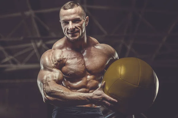 Brutal fuerte atlético hombres músculos entrenamiento culturismo muscular — Foto de Stock