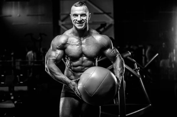 Brutal fuerte atlético hombres músculos entrenamiento culturismo muscular —  Fotos de Stock