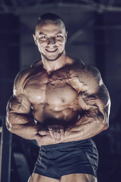 Brutale forti uomini atletici muscoli allenamento bodybuilding muscolare — Foto Stock