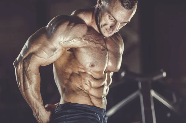 Brutal fuerte atlético hombres músculos entrenamiento culturismo muscular —  Fotos de Stock