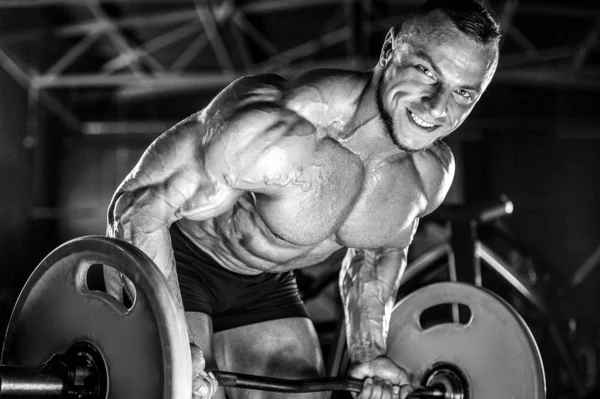 Vahşi güçlü atletik erkek kasları kas geliştiriyor. — Stok fotoğraf