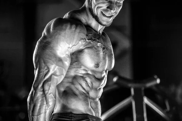 Brutale forti uomini atletici muscoli allenamento bodybuilding muscolare — Foto Stock