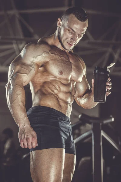 Brute sterke atletische mannen spieren workout bodybuilding gespierd — Stockfoto