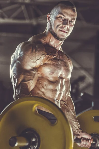 粗野强壮的运动男子肌肉锻炼健美肌肉 — 图库照片