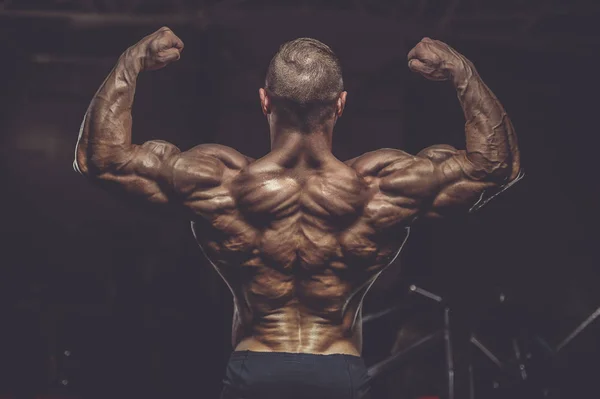 Brutale forti uomini atletici muscoli allenamento bodybuilding muscolare — Foto Stock