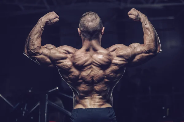 격렬 한 운동 선수의 근육은 육체미 운동을 한다 — 스톡 사진