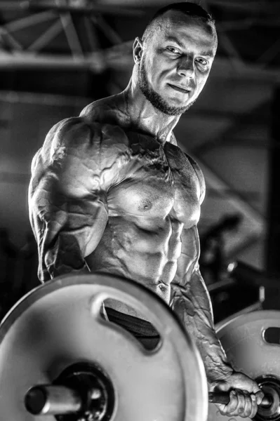 Brutale forti uomini atletici muscoli allenamento bodybuilding muscolare — Foto Stock