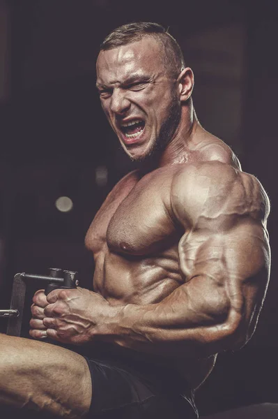 क्रूर मजबूत अॅथलेटिक पुरुष स्नायू व्यायाम शरीर सौष्ठव स्नायू — स्टॉक फोटो, इमेज