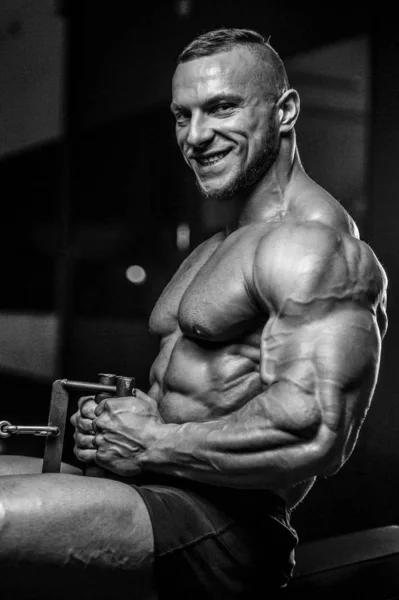 Brutale forti uomini atletici muscoli allenamento bodybuilding muscolare — Foto Stock