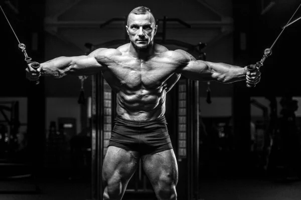 Brutalne silne atletyczne mężczyźni mięśnie trening kulturystyka muskularna — Zdjęcie stockowe