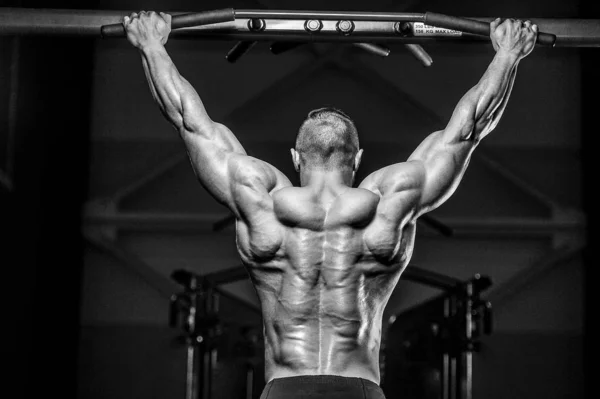 Brute sterke atletische mannen spieren workout bodybuilding gespierd — Stockfoto