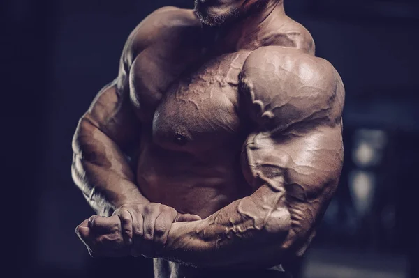 Brutale forti uomini atletici muscoli allenamento bodybuilding muscolare — Foto Stock