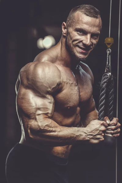 Brute sterke atletische mannen spieren workout bodybuilding gespierd — Stockfoto
