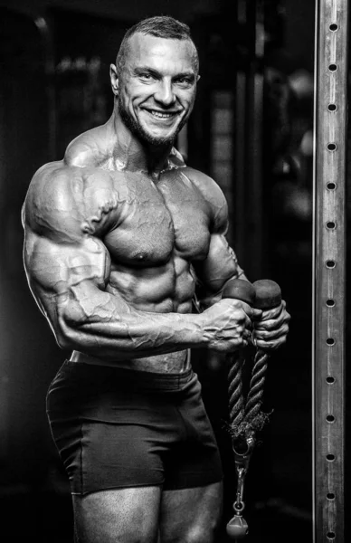 Brutal fort athlétique hommes muscles séance d'entraînement musculation musculaire — Photo