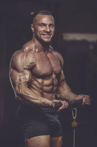 Brutal stark atletiska män muskler träning bodybuilding muskulös — Stockfoto