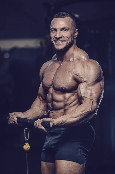 Brutale forti uomini atletici muscoli allenamento bodybuilding muscolare — Foto Stock