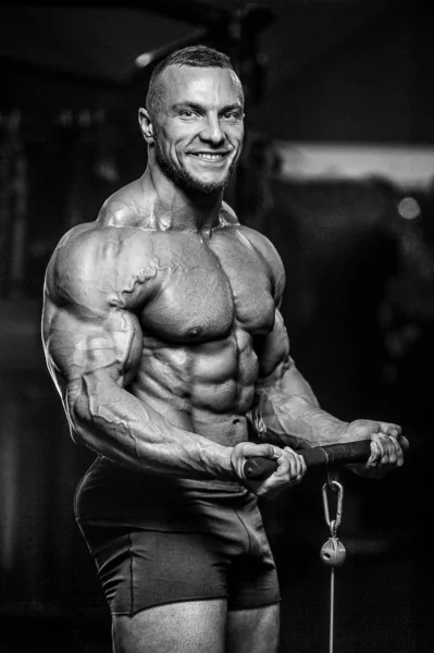 Brutale forti uomini atletici muscoli allenamento bodybuilding muscolare — Foto Stock