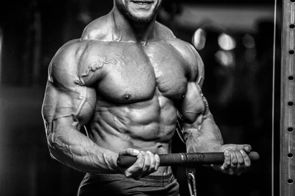 Brutale forti uomini atletici muscoli allenamento bodybuilding muscolare — Foto Stock