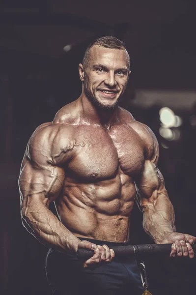 Brutal stark atletiska män muskler träning bodybuilding muskulös — Stockfoto