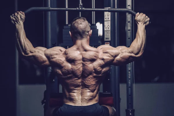 Brutal forte atlético homens músculos treino musculação muscular — Fotografia de Stock