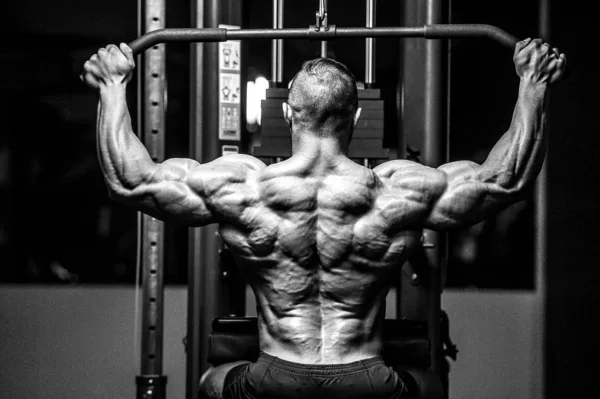 Brutale forti uomini atletici muscoli allenamento bodybuilding muscolare — Foto Stock