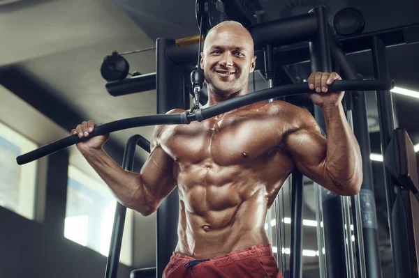 Muscular Fisiculturista Homem Fitness Fazendo Pull Ups Exercícios Ginásio Tronco — Fotografia de Stock
