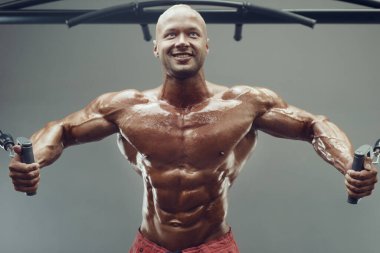 Vücut geliştiren yakışıklı, güçlü, atletik, kas geliştiren, spor yapan, vücut geliştiren, sağlıklı bir konsept geçmişi olan, spor salonunda çıplak bedende kol egzersizi yapan, kaslı, formda adamlar.