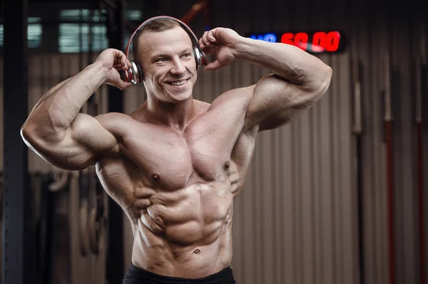 Fitness Man Med Hörlurar Träning Gym Bodybuilding Hälsosamt Koncept Bakgrund — Stockfoto