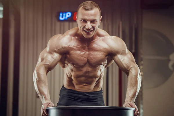 Bodybuilder Stilig Stark Atletisk Grov Man Pumpa Upp Muskler Träning — Stockfoto