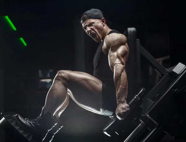 Homem Bombeamento Para Cima Músculos Perna Treino Fitness Musculação Conceito — Fotografia de Stock