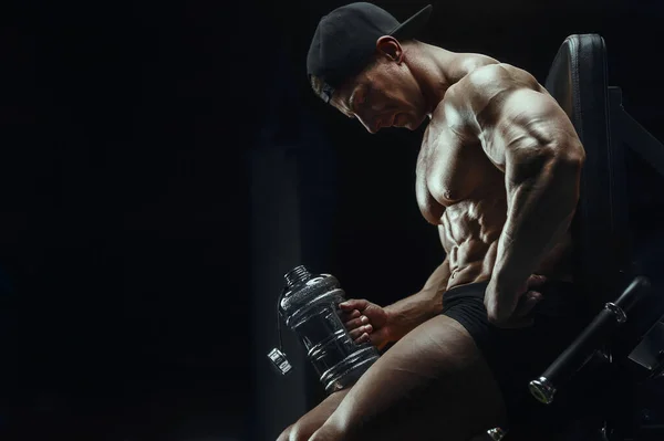 Vücut Geliştirici Güçlü Atletik Sert Adam Spor Yaptıktan Sonra Içiyor — Stok fotoğraf