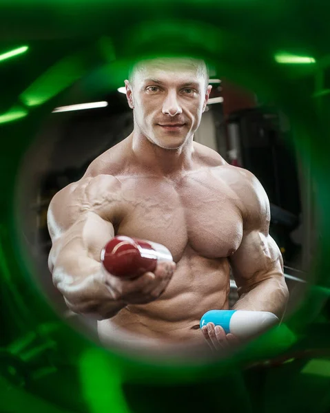 Fitness Uomo All Allenamento Palestra Con Barattolo Proteine Polvere Culturismo — Foto Stock