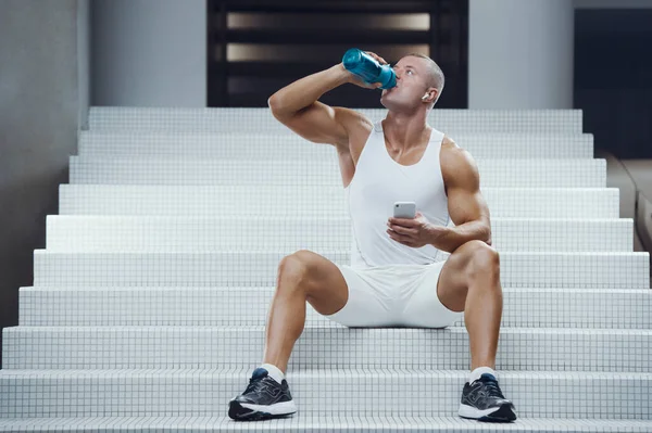 Fitness Man Gym Drinking Water Workout Looking Cell Phone Fitness — Stock Photo, Image