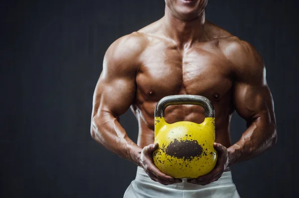 Homem Fitness Treino Ginásio Bombeando Músculos Com Kettlebell Fitness Musculação — Fotografia de Stock