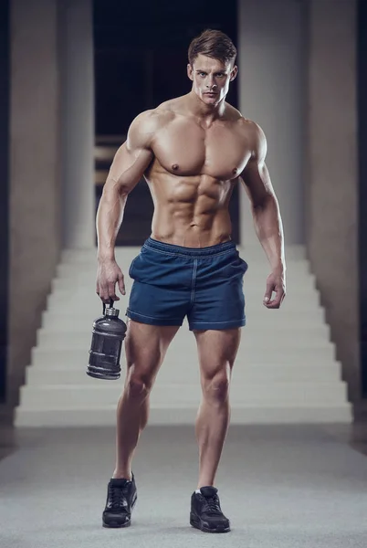 운동을 열심히 체격의 선수들이 운동을 체력과 컨셉트 디자인 근육질의 남자들이 — 스톡 사진