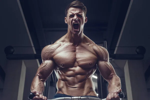 Culturista Guapo Fuerte Atlético Áspero Hombre Bombeo Músculos Bíceps Entrenamiento —  Fotos de Stock