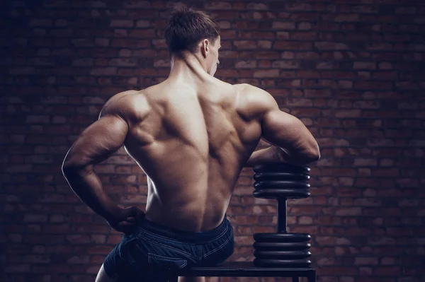 Culturista Guapo Fuerte Atlético Áspero Hombre Bombeando Los Músculos Espalda —  Fotos de Stock