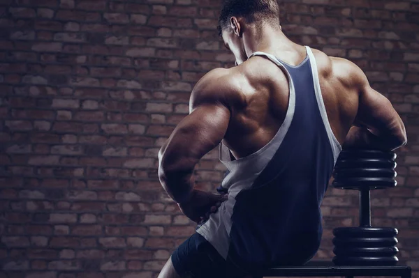 Bodybuilder Gutaussehender Kräftiger Athletischer Rauer Mann Der Die Rückenmuskulatur Aufpumpt — Stockfoto