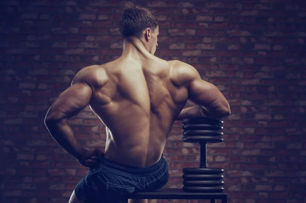 Culturista Guapo Fuerte Atlético Áspero Hombre Bombeando Los Músculos Espalda — Foto de Stock