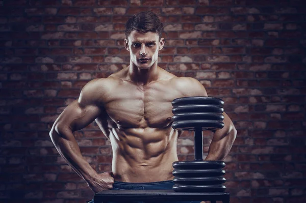 Bodybuilder Gutaussehender Starker Athletischer Rauer Mann Der Bauchmuskeln Hochpumpt Workout — Stockfoto