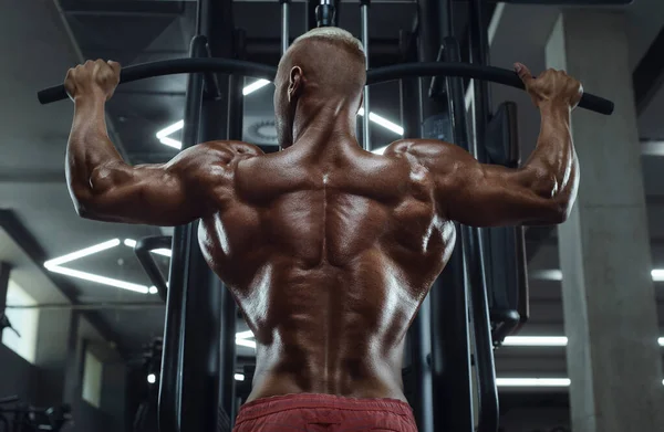 Muskelkräftiger Bodybuilder Fitness Mann Macht Klimmzüge Fitnessstudio Mit Nacktem Oberkörper — Stockfoto