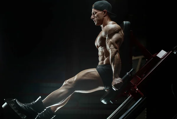 Mężczyzna Pompowanie Mięśnie Nóg Trening Fitness Kulturystyka Koncepcja Siłownia Tło — Zdjęcie stockowe