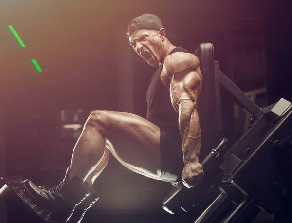 Uomo Pompaggio Fino Muscoli Delle Gambe Allenamento Fitness Bodybuilding Concetto — Foto Stock