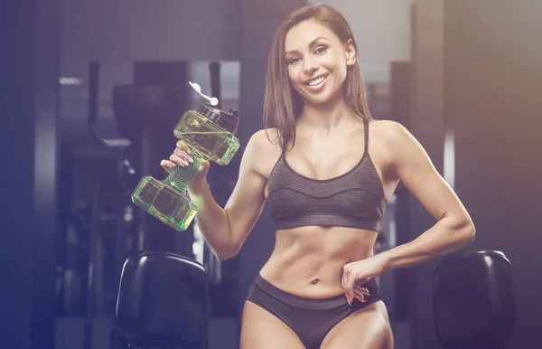Mujer Fitness Bebiendo Agua Entrenamiento Gimnasio Chica Bastante Caucásica Ejercicio — Foto de Stock
