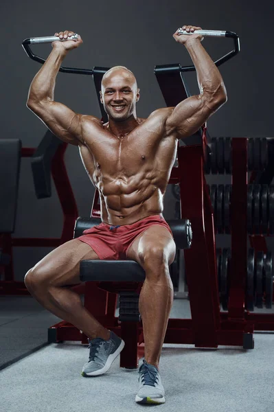 Culturista Guapo Fuerte Atlético Áspero Hombre Bombeo Los Músculos Entrenamiento — Foto de Stock