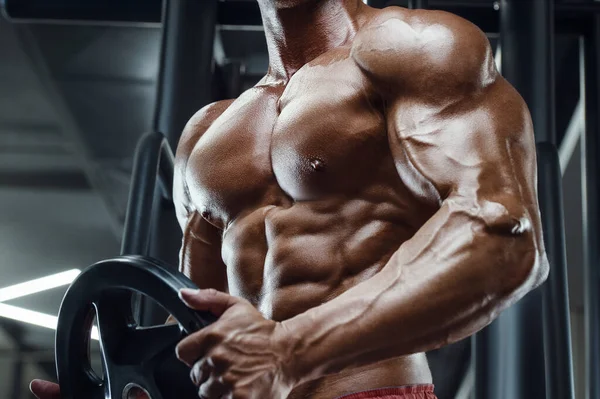 Bodybuilder Όμορφος Ισχυρός Αθλητικός Τραχύς Άνθρωπος Άντληση Μυών Προπόνηση Φυσικής — Φωτογραφία Αρχείου