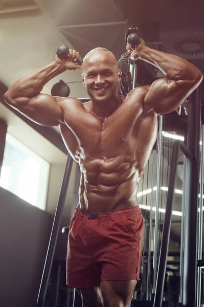 Kulturysta Przystojny Silny Atletyczny Szorstki Człowiek Pompowanie Górę Triceps Mięśnie — Zdjęcie stockowe