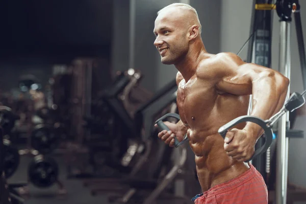 Culturista Guapo Fuerte Atlético Áspero Hombre Bombeo Los Músculos Entrenamiento — Foto de Stock